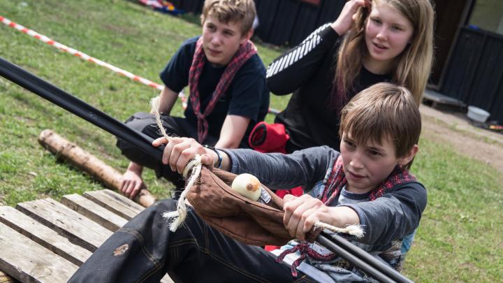 Tropsspejdere skulle på divisionsturnering 2017 bygge en kæmpe slangebøsse og skyde med løg