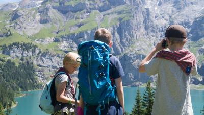 Spejdere med rygsæk på tur i Schweiz